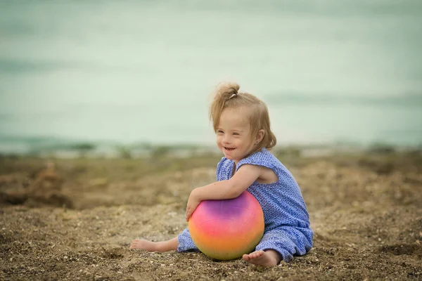 Schönes Mädchen Mit Syndrom Spielt Mit Einem Ball Strand — Stockfoto