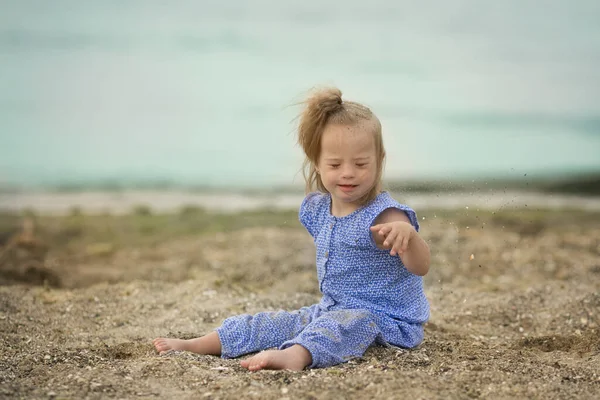 Schönes Mädchen Mit Syndrom Wirft Sand Die Küste — Stockfoto