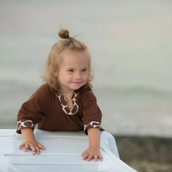 Schönes Mädchen Mit Syndrom Strand — Stockfoto