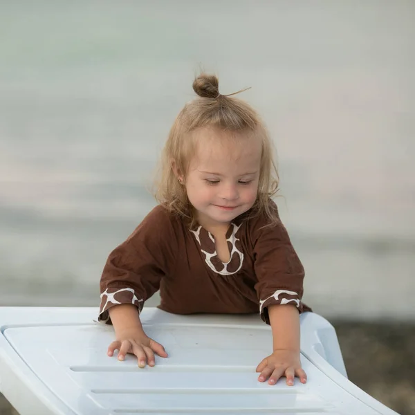Красива Дівчина Синдромом Дауна Пляжі — стокове фото