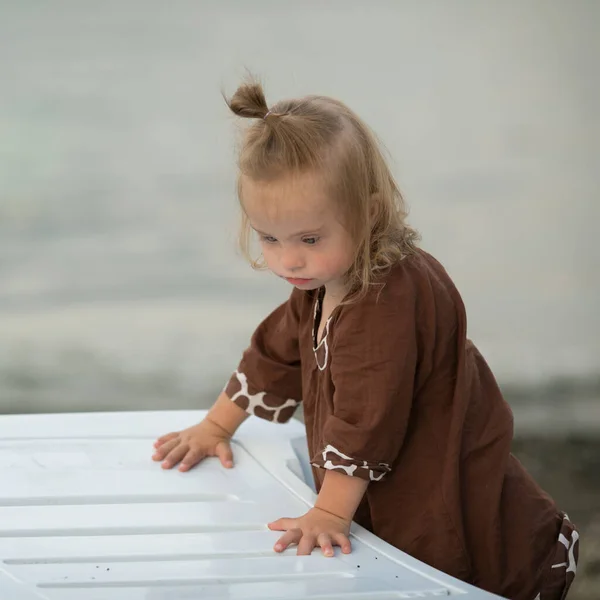 Krásná Dívka Downovým Syndromem Pláži — Stock fotografie