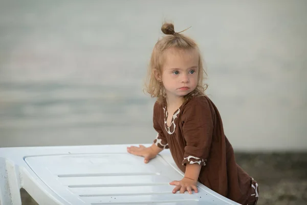 Mooi Meisje Met Syndroom Het Strand — Stockfoto