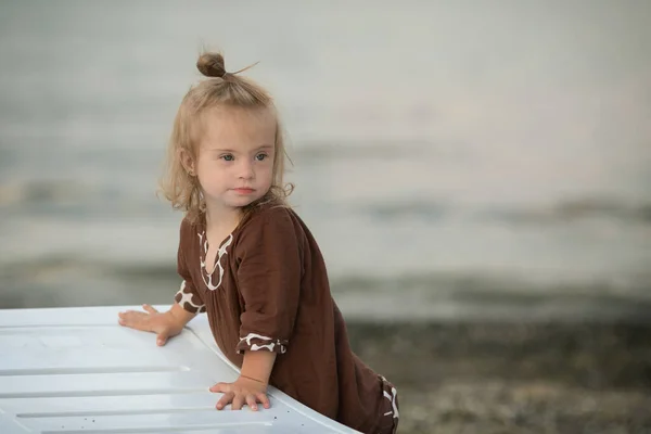 Schönes Mädchen Mit Syndrom Strand — Stockfoto