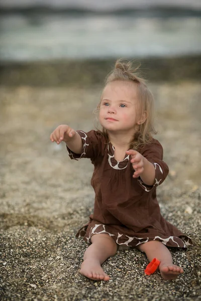 Mooi Meisje Met Syndroom Het Strand — Stockfoto