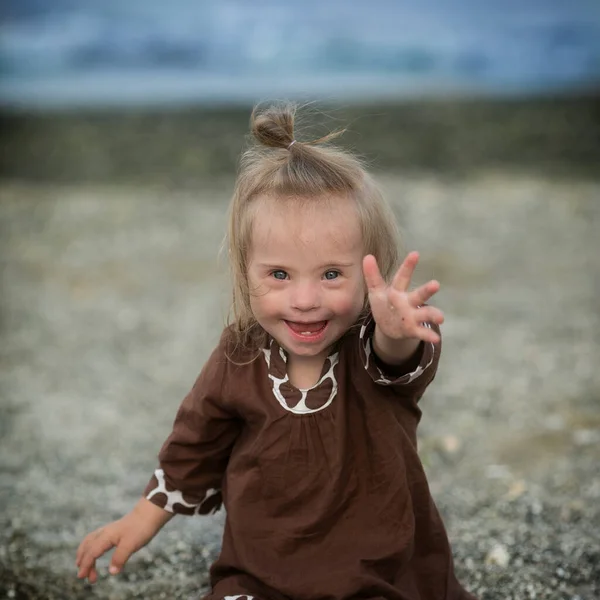 Mooi Meisje Met Syndroom Het Strand — Stockfoto