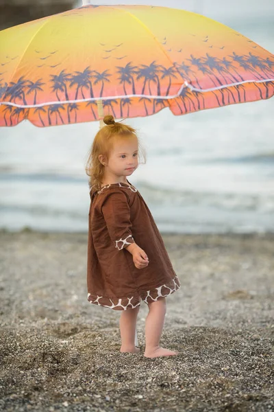 Bella Ragazza Con Sindrome Piedi Sotto Ombrello Sulla Spiaggia — Foto Stock