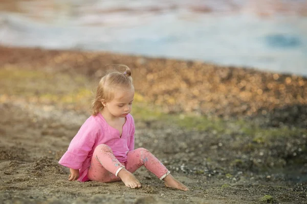 Menina Bonita Com Síndrome Jogando Praia — Fotografia de Stock