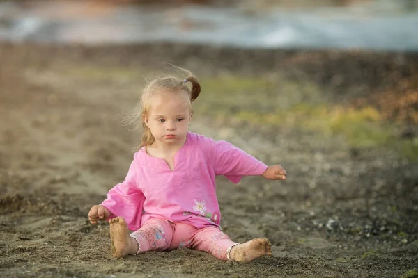 Menina Bonita Com Síndrome Jogando Praia — Fotografia de Stock