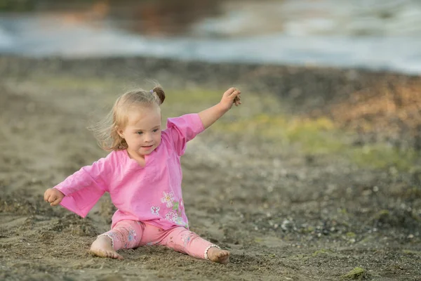 Krásná Dívka Downovým Syndromem Ukazuje Jak Pták Létá Pláži — Stock fotografie