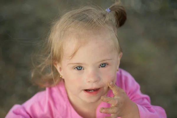 Bella Ragazza Con Sindrome Sulla Spiaggia — Foto Stock