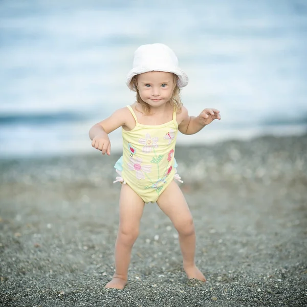 女の子とともにダウン症候群見ますザ 写真でザ 本上のビーチ — ストック写真