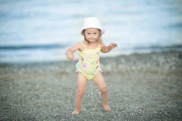 女の子とともにダウン症候群見ますザ 写真でザ 本上のビーチ — ストック写真