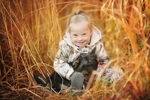 Bella Ragazza Con Sindrome Abbraccia Cucciolo — Foto Stock