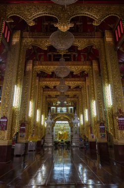 Budizm kilise tapınağa altın buddha heykeli