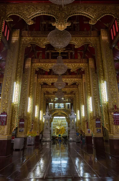 Gouden Boeddhabeeld op boeddhisme kerk tempel — Stockfoto