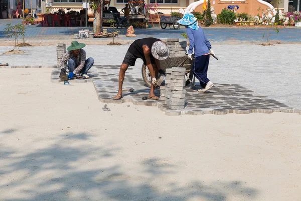 Pracownik utorować chodnik z cegły — Zdjęcie stockowe