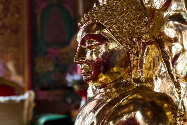 Statua di buddha d'oro nel tempio della chiesa buddhism — Foto Stock