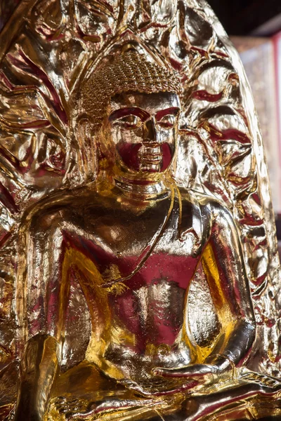 Estátua de buda dourada no templo da igreja do budismo — Fotografia de Stock