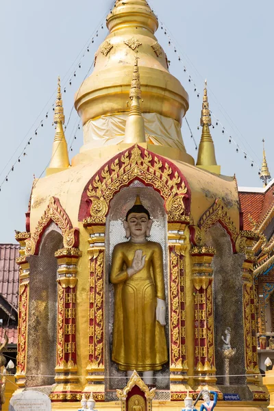 Üzerinde Budizm pagoda Buda heykeli altın — Stok fotoğraf
