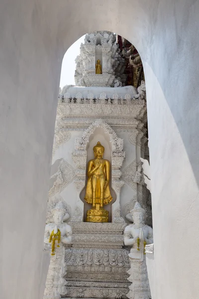 Estatua de oro de buddha en templo de la iglesia del buddhism —  Fotos de Stock