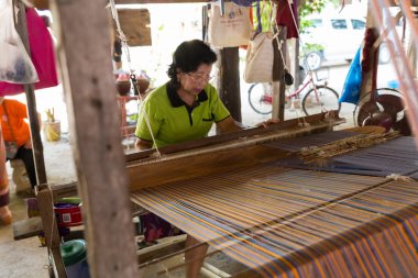 Tayland Tekstil örmeye geleneksel dokuma tezgâhı kullanan kadın