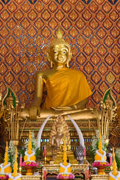 Estatua de oro de buddha en templo de la iglesia del buddhism — Foto de Stock