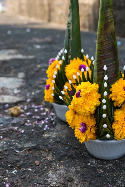 Ramo de flores amarillo y púrpura decoración con la pulga de plátano en un —  Fotos de Stock