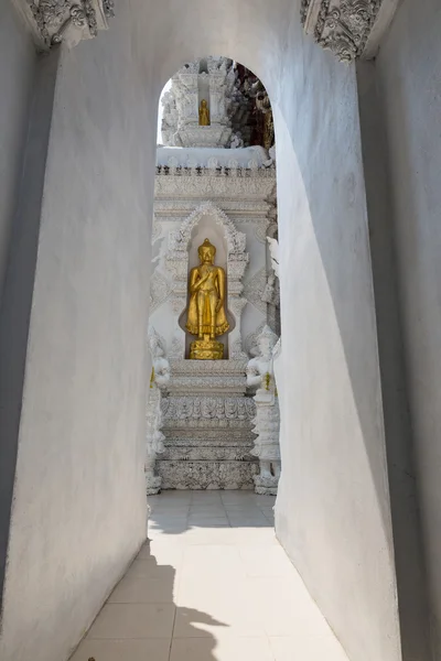 Budizm kilise tapınağa altın buddha heykeli — Stok fotoğraf