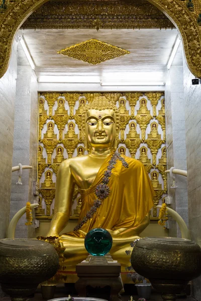 Estatua de oro de buddha en templo de la iglesia del buddhism — Foto de Stock