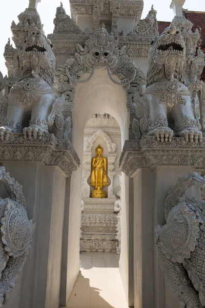 Estatua de oro de buddha en templo de la iglesia del buddhism —  Fotos de Stock