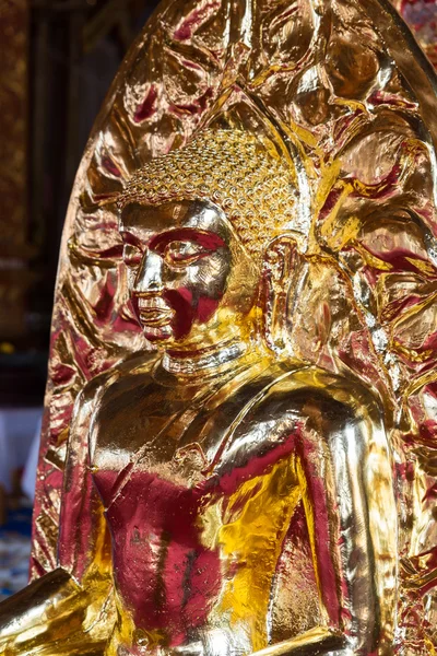 Estátua de buda dourada no templo da igreja do budismo — Fotografia de Stock