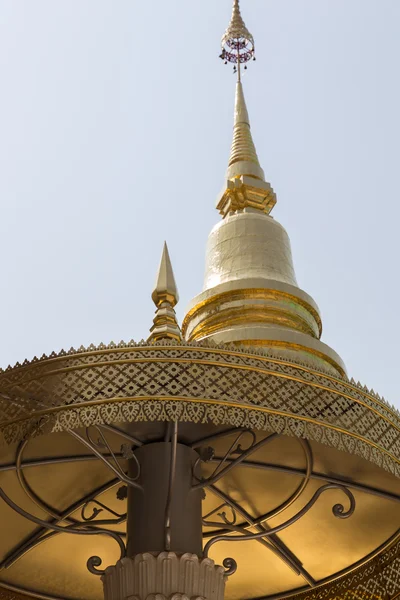 Metalowe parasol i pomnik złota pagoda — Zdjęcie stockowe