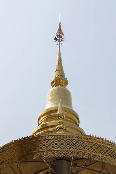 Металлический зонтик и золотая пагода — стоковое фото