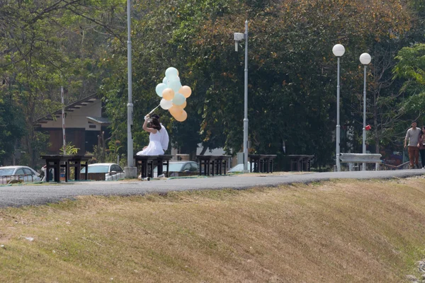 Άνδρας και γυναίκα, κρατώντας το μπαλόνι στο πάρκο — Φωτογραφία Αρχείου