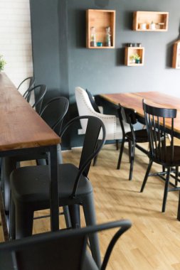 Siyah sandalye ve ahşap masa