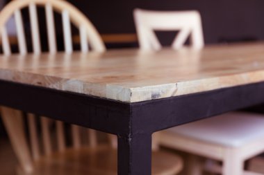 Tahta sandalye ve masa.