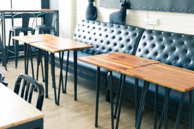 ahşap masa ve siyah deri kanepe