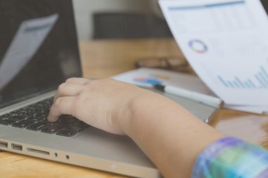 kadın el, kalem, gözlük, işletme belgesi, dizüstü bilgisayar değil