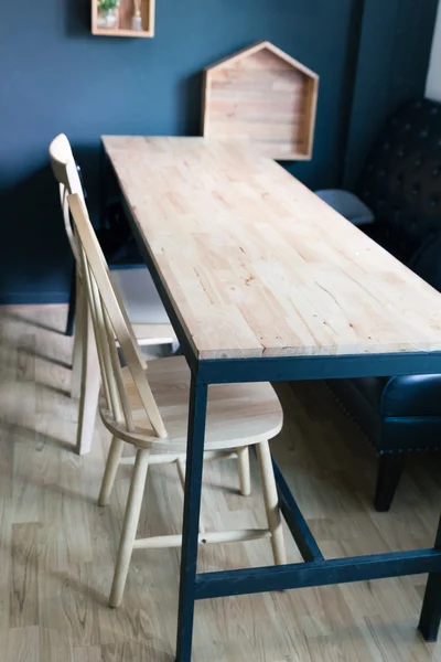 Houten stoel en tafel — Stockfoto