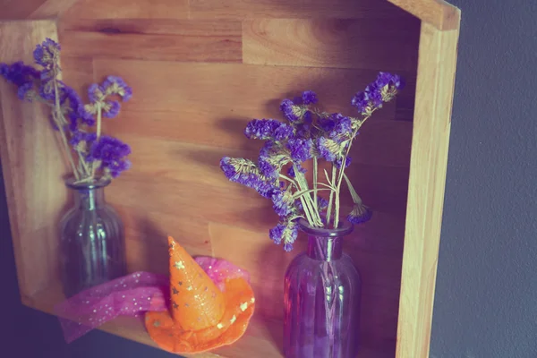 Flor roxa em um vaso — Fotografia de Stock