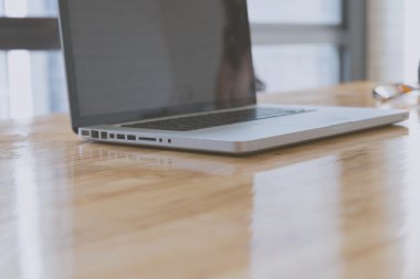 dizüstü bilgisayar notebook ahşap tablo