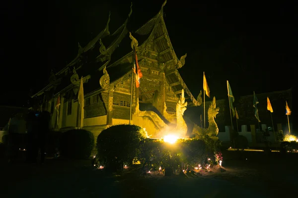 Église bouddhiste antique la nuit — Photo