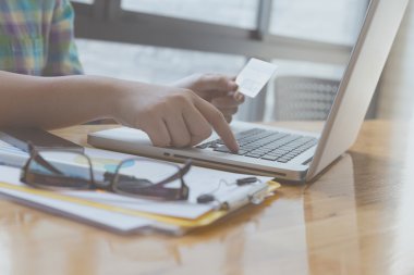 kadın el, kalem, gözlük, kredi kartı, cep telefonu, iş yapmak