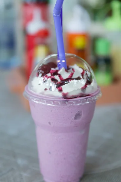 Batido de arándanos con crema batida — Foto de Stock