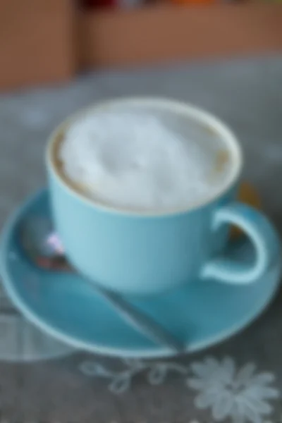 Oskarp bild av varm latte kaffe i gröna kopp — Stockfoto