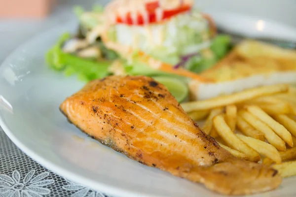 ızgara somon steak sebze salatası ile hizmet veren