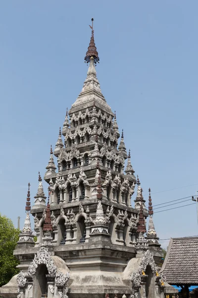 Pagode asiatique monument dans le temple du bouddhisme — Photo