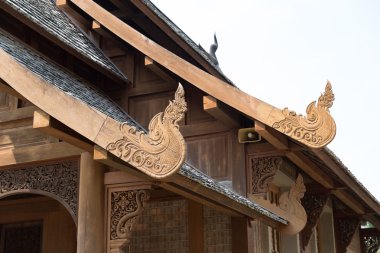 Budizm tapınağında ahşap kilise