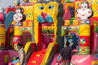 Çocuk parkında oynayan çocuk