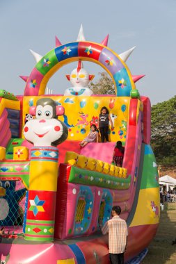 Çocuk parkında oynayan çocuk